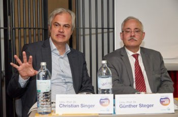 Souverän in der Moderation und aktiv bei Diskussionen: Christian Singer und Günther Steger.