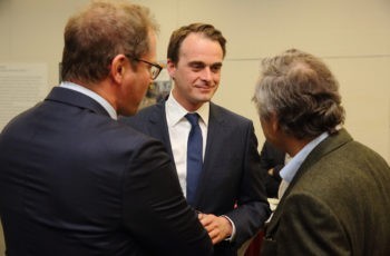 Vorsitzender Armin Gerger im Gespräch mit Wolfgang Eisterer (links) und dem Vortragenden Hans Rabl.