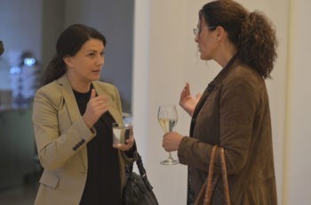 Die Gruppensprecherinnen Martina Gutschi (links) und Bettina Celedin diskutieren schon beim Empfang.