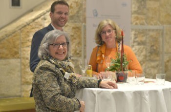 Die Vortragenden Maria Piribauer (links) und Gregor Huber (hinten) im Gespräch mit der Roche-Mitarbeiterin Claudia Bauernfried.