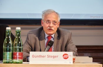 Während die Vorsitzenden die Publikumsdiskussion einleiten: Günther Steger.