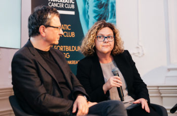 Carmen Döller (hier neben Reinhold Függer) brachte die radioonkologischen Aspekte in die Diskussion ein.