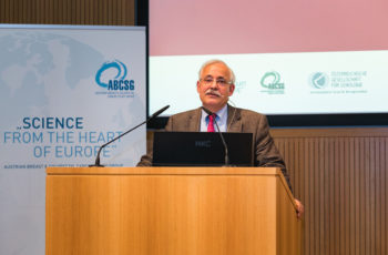Günther Steger hieß im Namen der ABCSG die mehr als 100 TeilnehmerInnen willkommen.