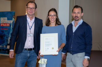 Elisabeth Reiser erhielt eine Hälfte des Grants und kann sich über EUR 12.500.- für ihr Forschungsprojekt freuen. Christoph Tausch (links) und Florian Fitzal freuen sich mit ihr.